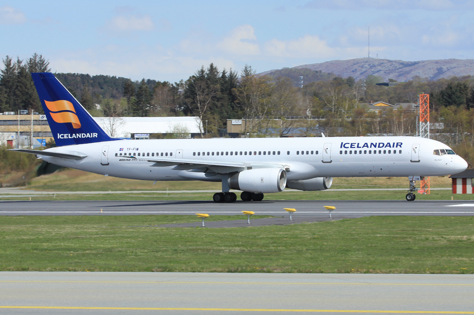 TF-FIW · Boeing 757-27B · (SVG / ENZV)