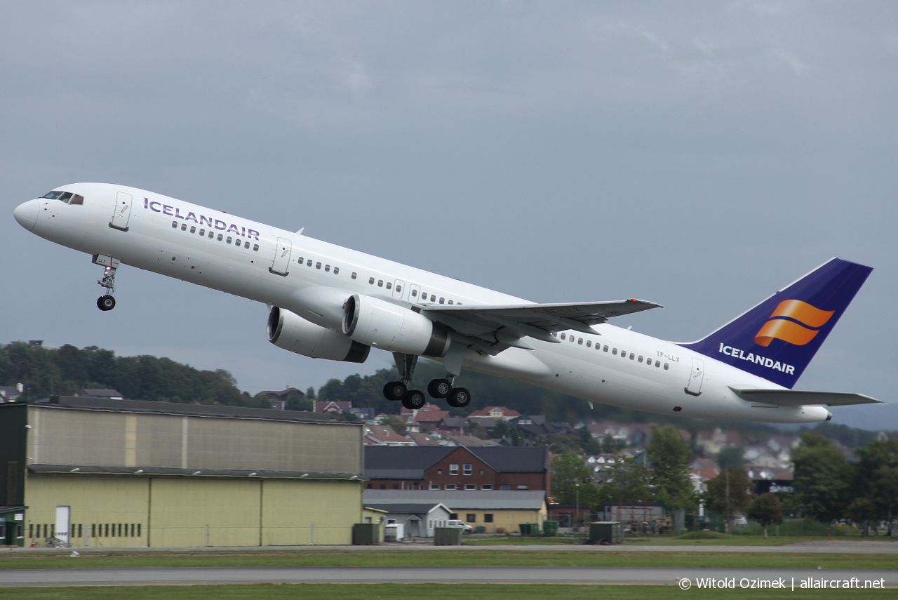 TF-LLX · Boeing 757-256 · (SVG / ENZV)