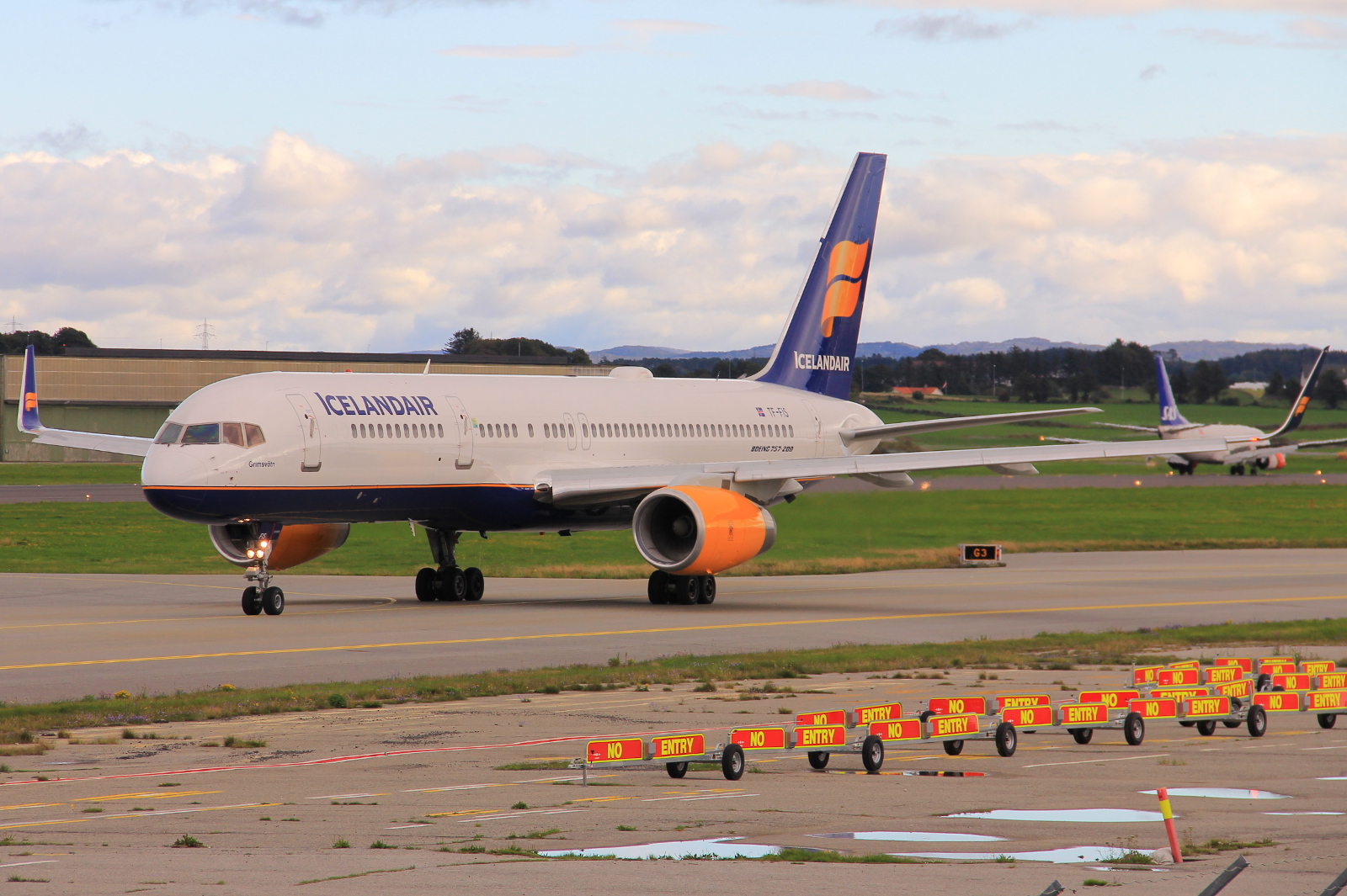 TF-FIS · Boeing 757-256 · (SVG / ENZV)