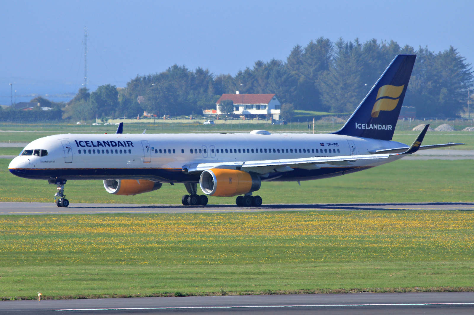 TF-ISD · Boeing 757-223(WL) · (SVG / ENZV)