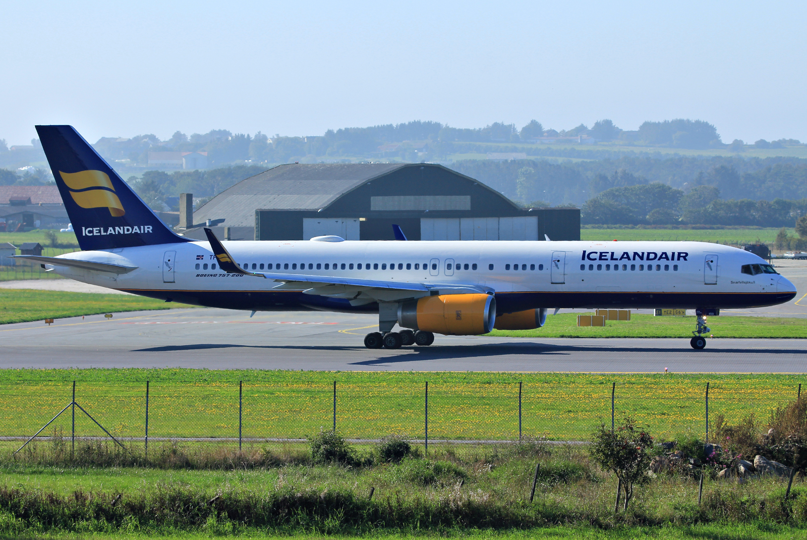 TF-ISD · Boeing 757-223(WL) · (SVG / ENZV)