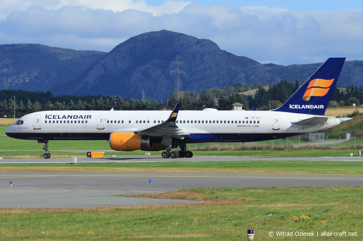 TF-FII (24760) 1990 Boeing 757-208(WL)