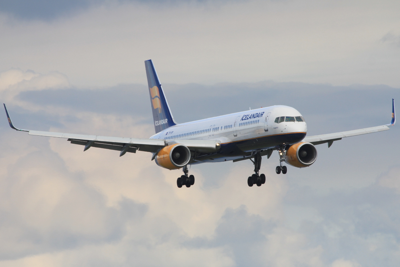 TF-FIP (30423) 2000 Boeing 757-208(WL)