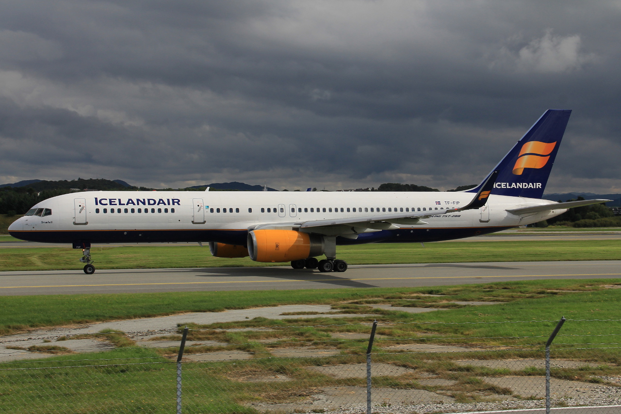 TF-FIP (30423) 2000 Boeing 757-208(WL)