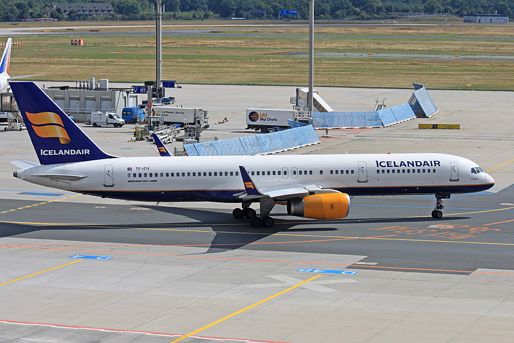TF-FIY · Boeing 757-256 · (FRA / FRF / EDDF)