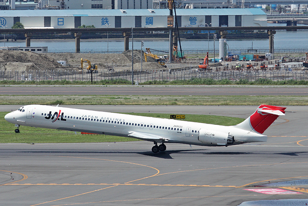 JA8020 · McDonnell Douglas MD-90-30 · (HND / RJTT)