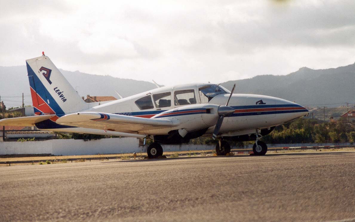 CS-AGW (27-4665) Piper PA-23-250 Aztec E