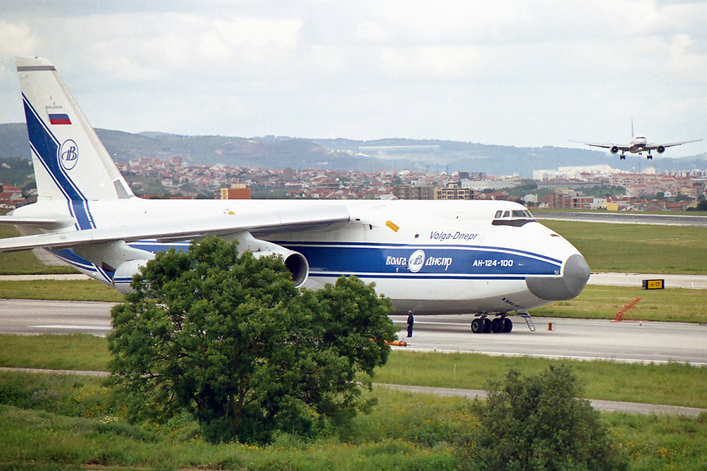 RA-82042 (9773054055093) 1991 Antonov An-124-100