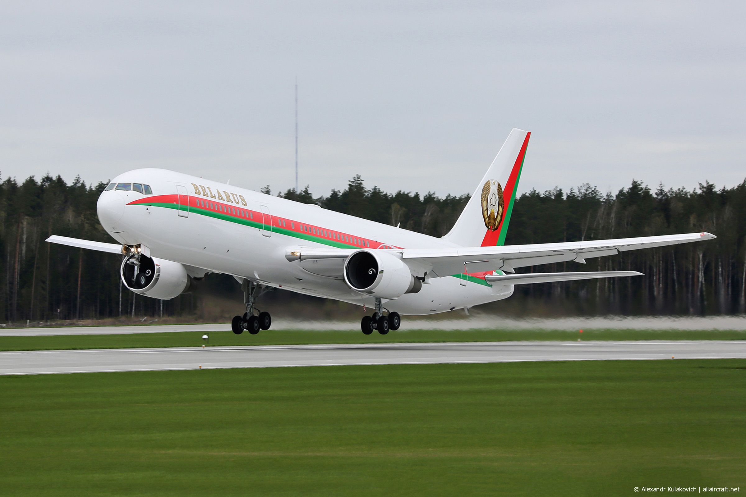 EW-001PB (33968) 2004 Boeing 767-32K(ER)