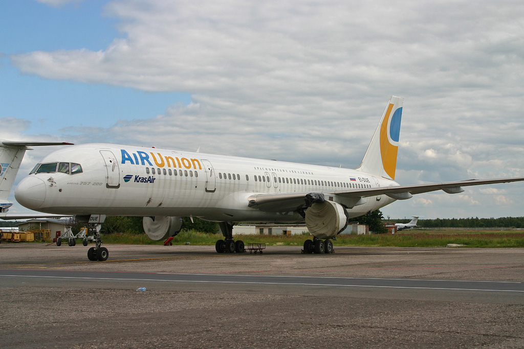 EI-DUE (26250) 1999 Boeing 757-256