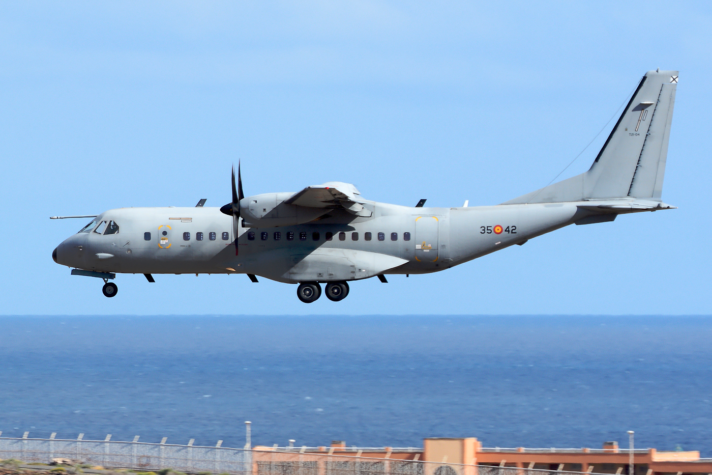 T.21-04 / 35-42 · CASA C-295M · (LPA / GCLP)