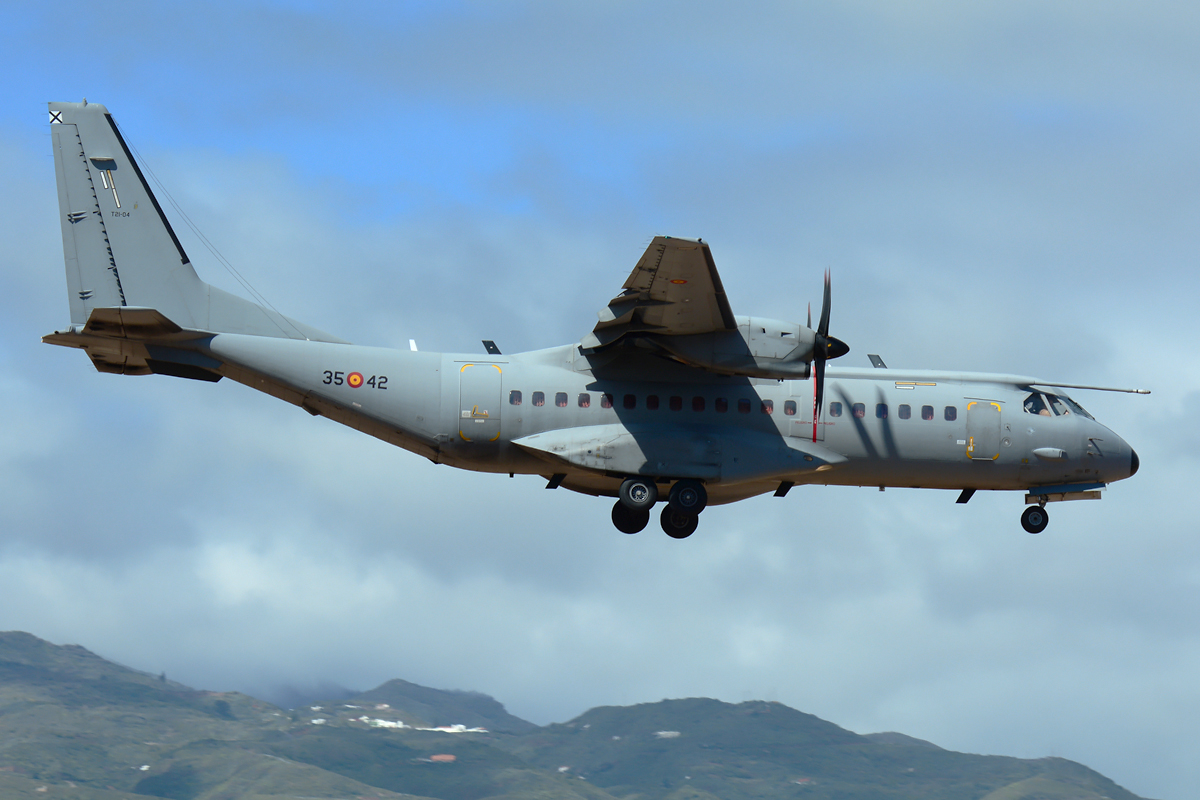 T.21-04 / 35-42 · CASA C-295M · (LPA / GCLP)