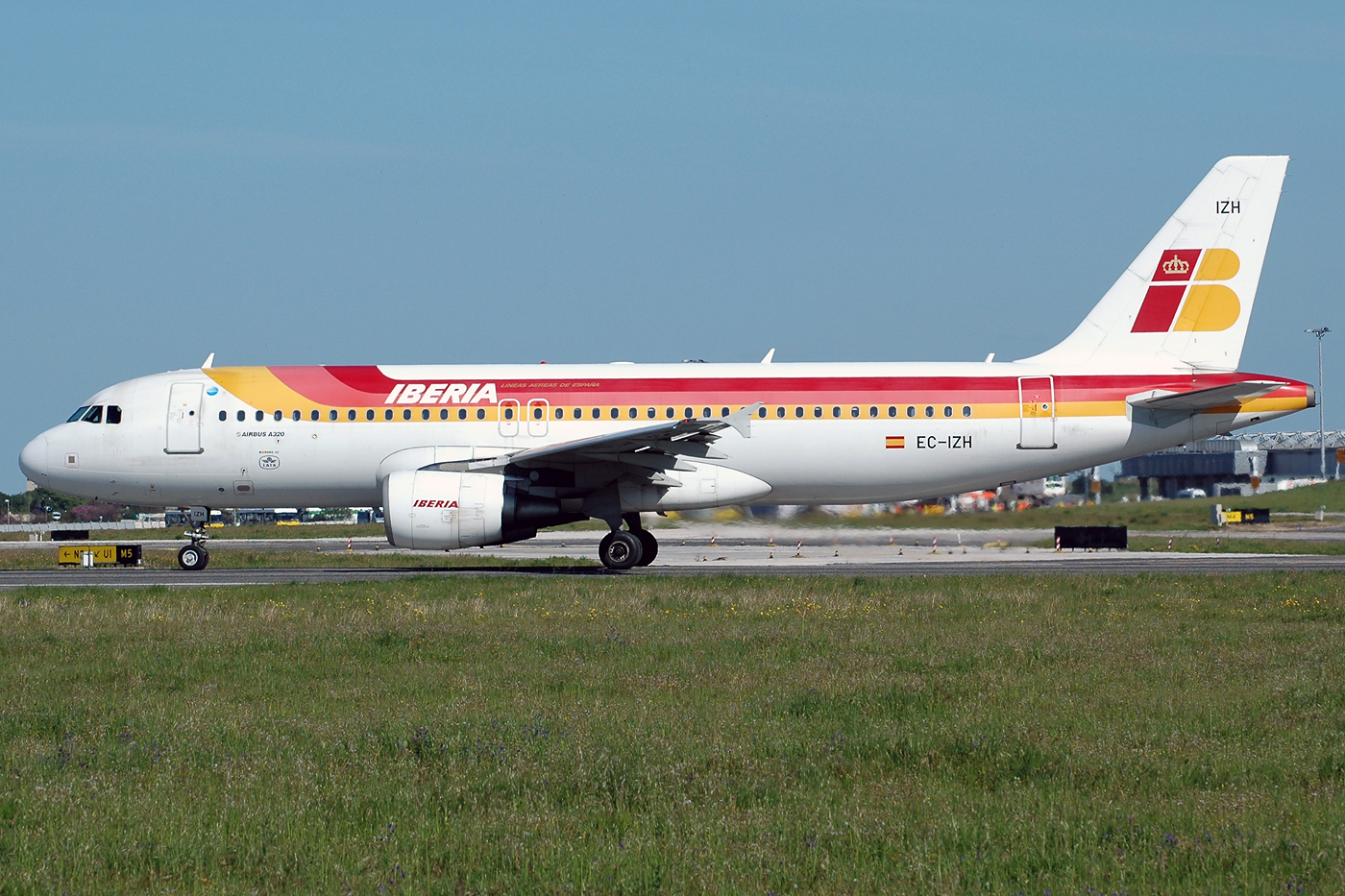 EC-IZH · Airbus A320-214 · (LIS / LPPT)