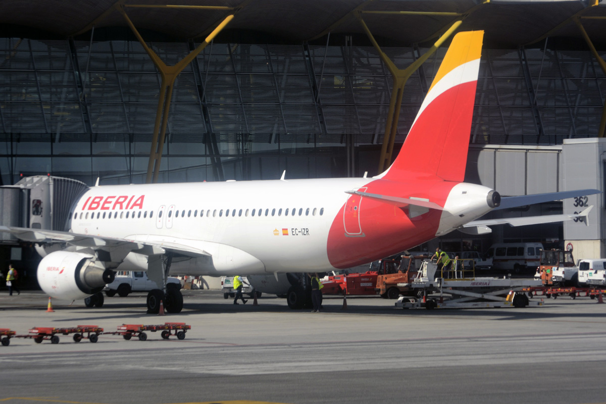 EC-IZR · Airbus A320-214 · (MAD / LEMD)