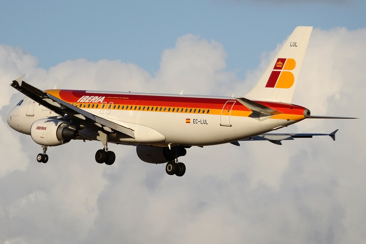 EC-LUL (5486) 2013 Airbus A320-216