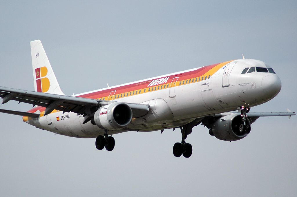 EC-HUI · Airbus A321-212 · (AGP / LEMG)