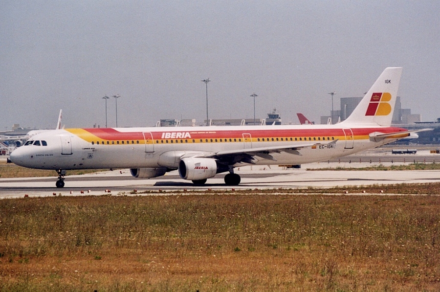 EC-IGK · Airbus A321-211 · (LIS / LPPT)