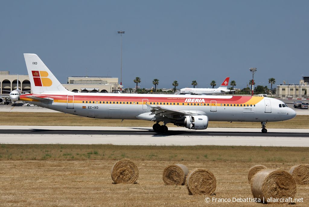 EC-IXD · Airbus A321-211 · (MLA / LMML)