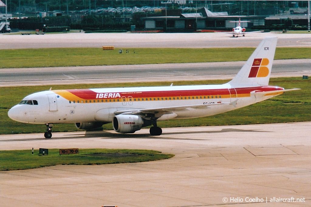 EC-ICR (240) 1991 Airbus A320-211