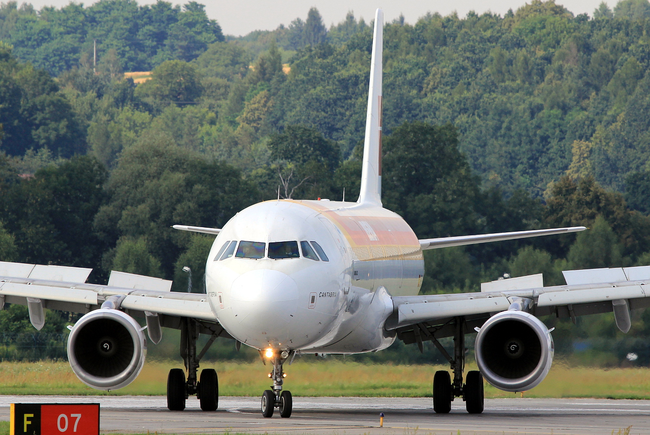 EC-JDM · Airbus A321-213 · (KRK / EPKK)