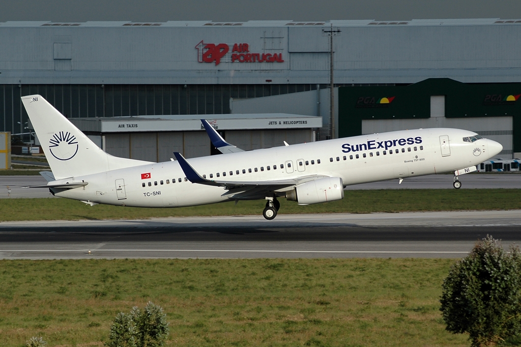 TC-SNI · Boeing 737-8FH(WL) · (LIS /  LPPT)