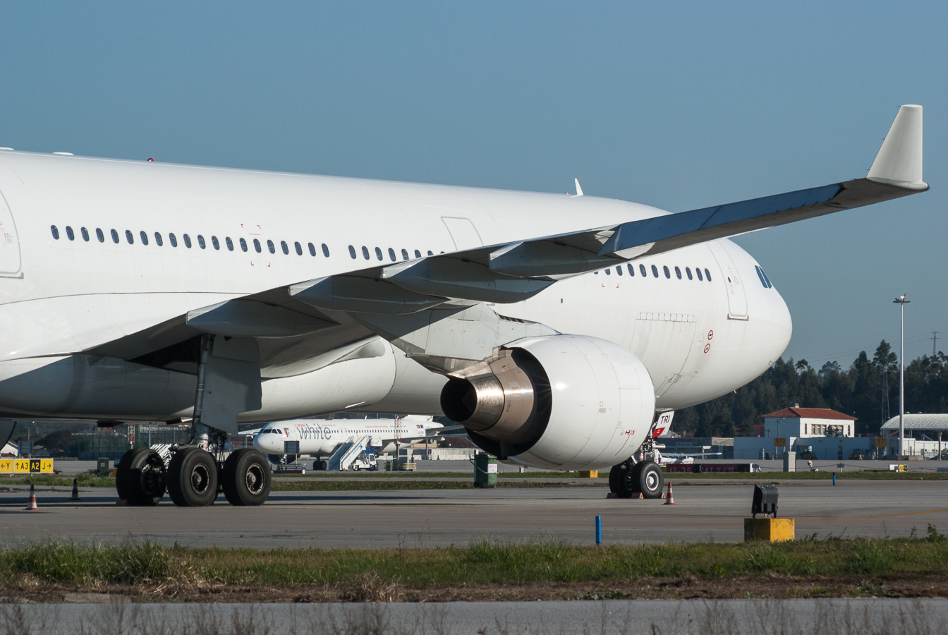 CS-TRI (127) 1996 Airbus A330-322