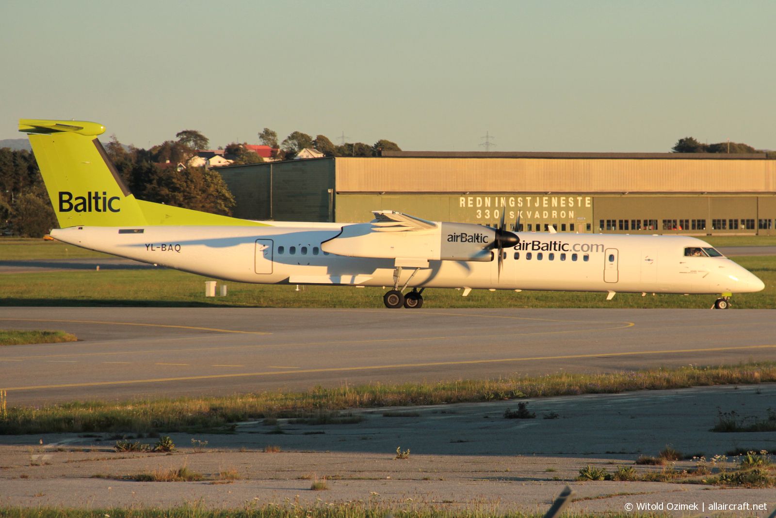YL-BAQ (cn 04313) Dash 8-Q402