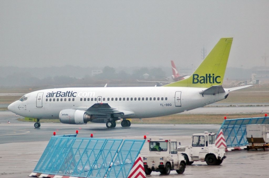 YL-BBQ (cn 26691) Boeing 737-522