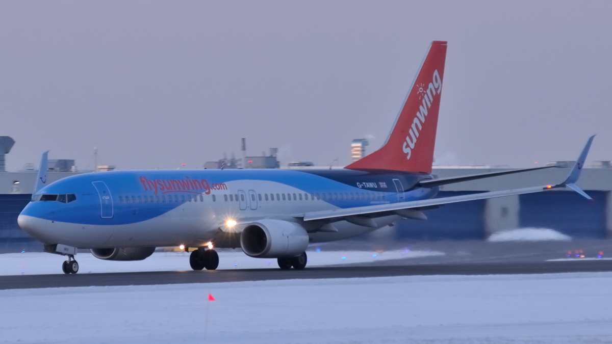 G-TAWU · Boeing 737-8K5(WL) · (YUL / CYUL)