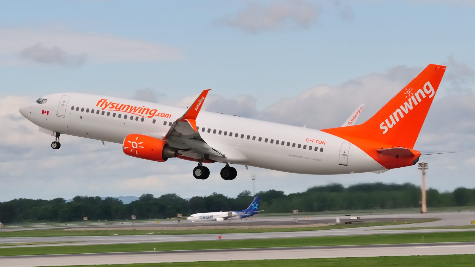 C-FTOH (cn 29647) Boeing 737-8HX(WL)