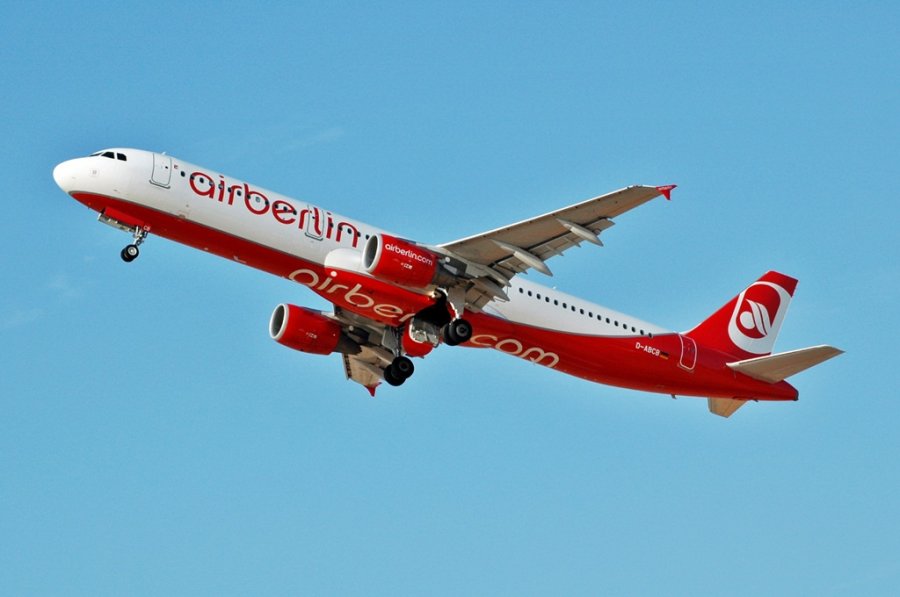 D-ABCB · Airbus A321-211 · (FAO / LPFR)