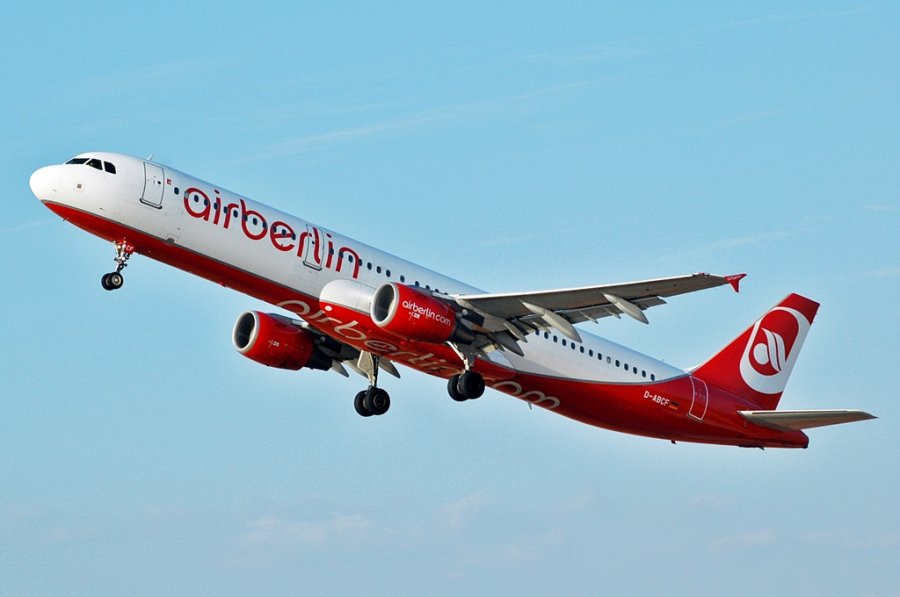 D-ABCF · Airbus A321-211 · (FAO / LPFR)