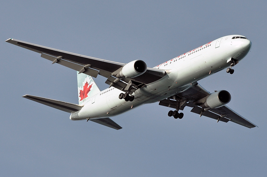 C-FMWV (25586) 1995 Boeing 767-333(ER)