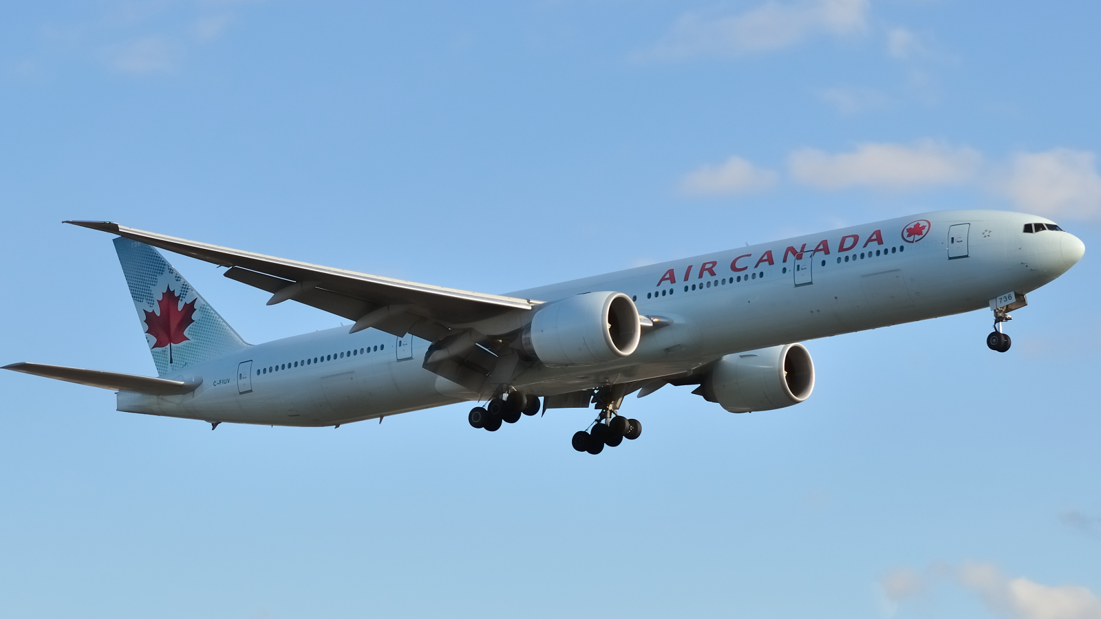 C-FIUV · Boeing 777-333/ER · (YUL / CYUL)
