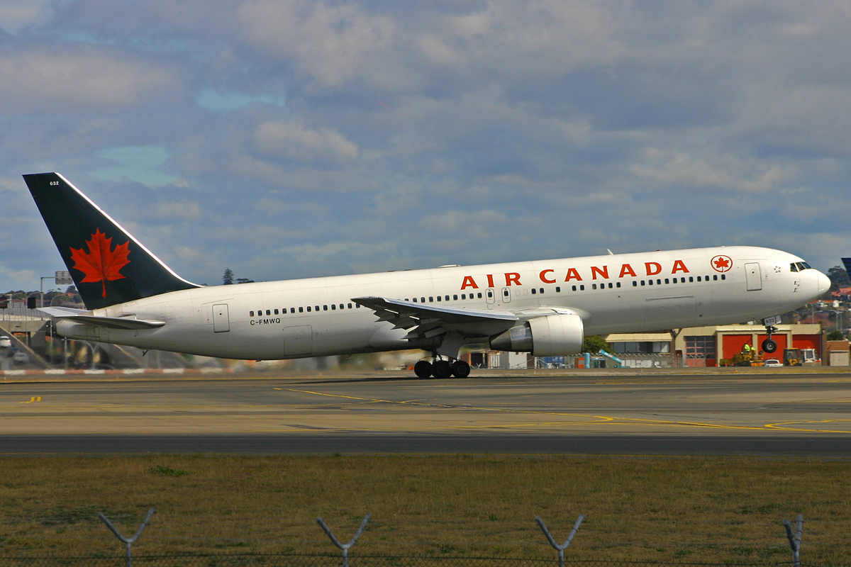 C-FMWQ (25584) 1995 Boeing 767-333(ER)