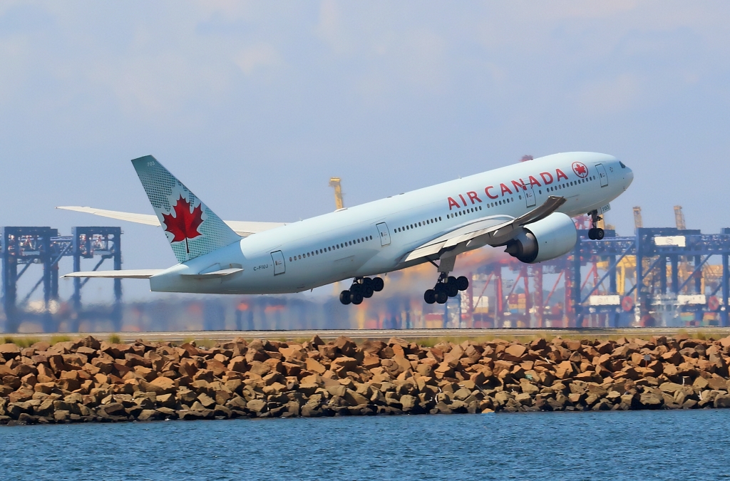 C-FIUJ · Boeing 777-233 · (SYD / YSSY)