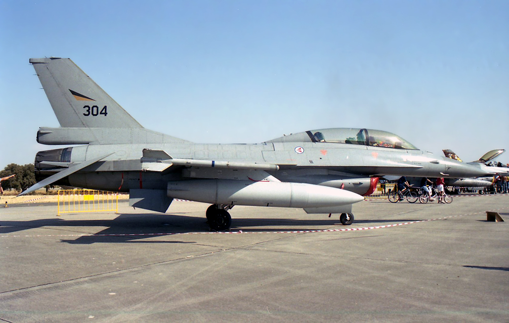 304 · General Dynamics F-16B · (LPBJ)