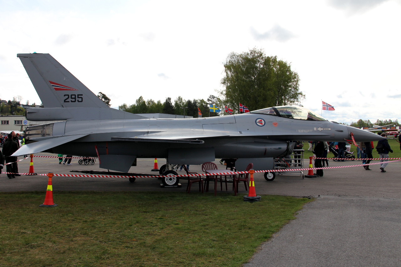 295 · General Dynamics F-16AM · (ENKJ)