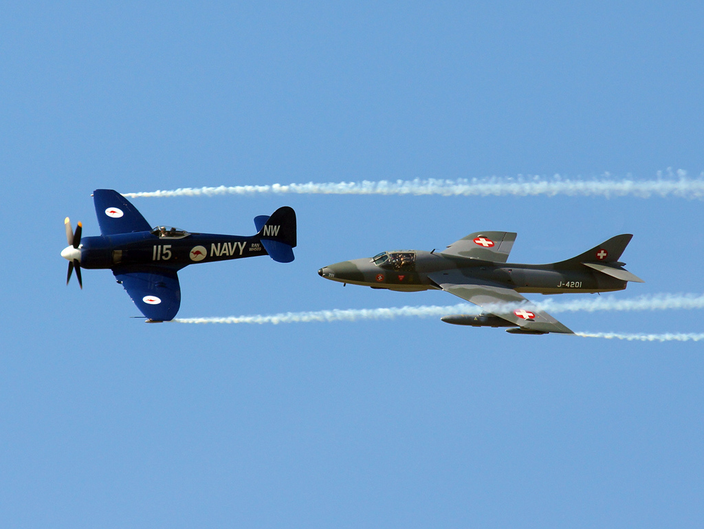 J-4201 (41H/670806) 1955 Hawker Hunter T68
