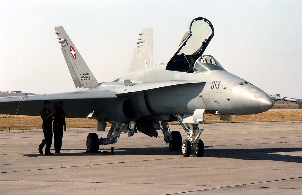 J-5013 · McDonnell Douglas F/A-18C Hornet · (LPBJ)