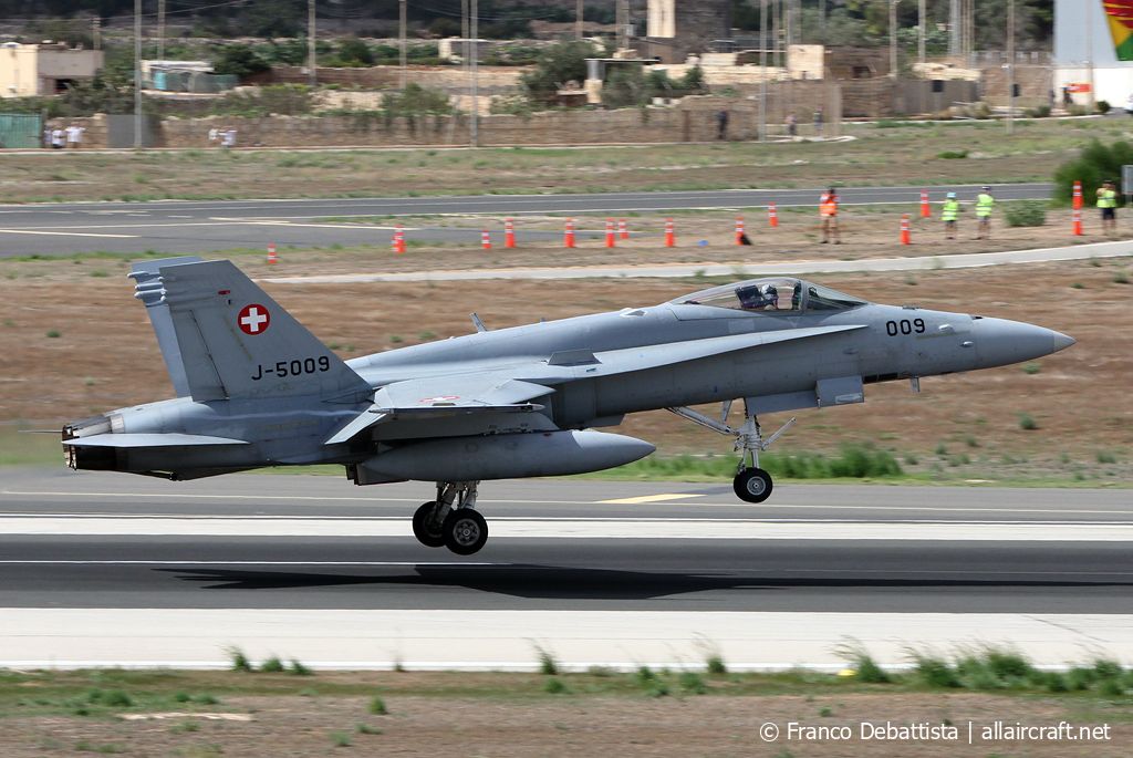 J-5009 1998 McDonnell Douglas F/A-18C Hornet