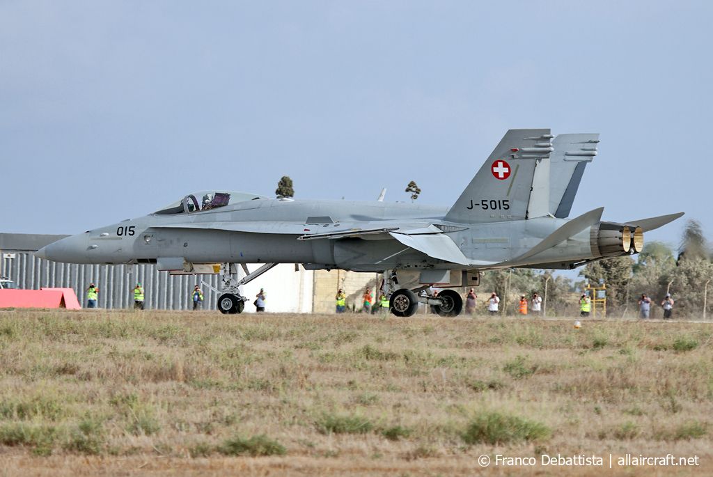 J-5015 · McDonnell Douglas F/A-18C Hornet · (MLA / LMML)