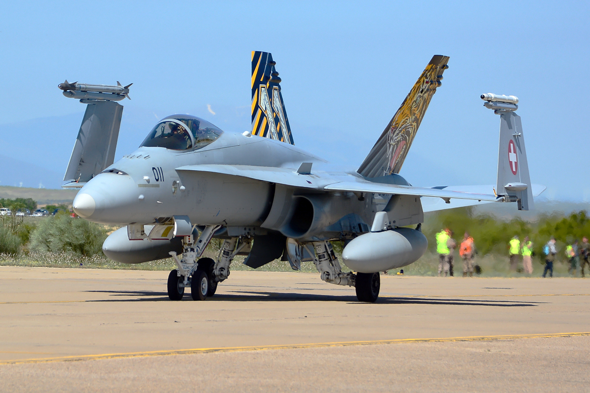 J-5011 (1351/SFC011) McDonnell Douglas F/A-18C Hornet