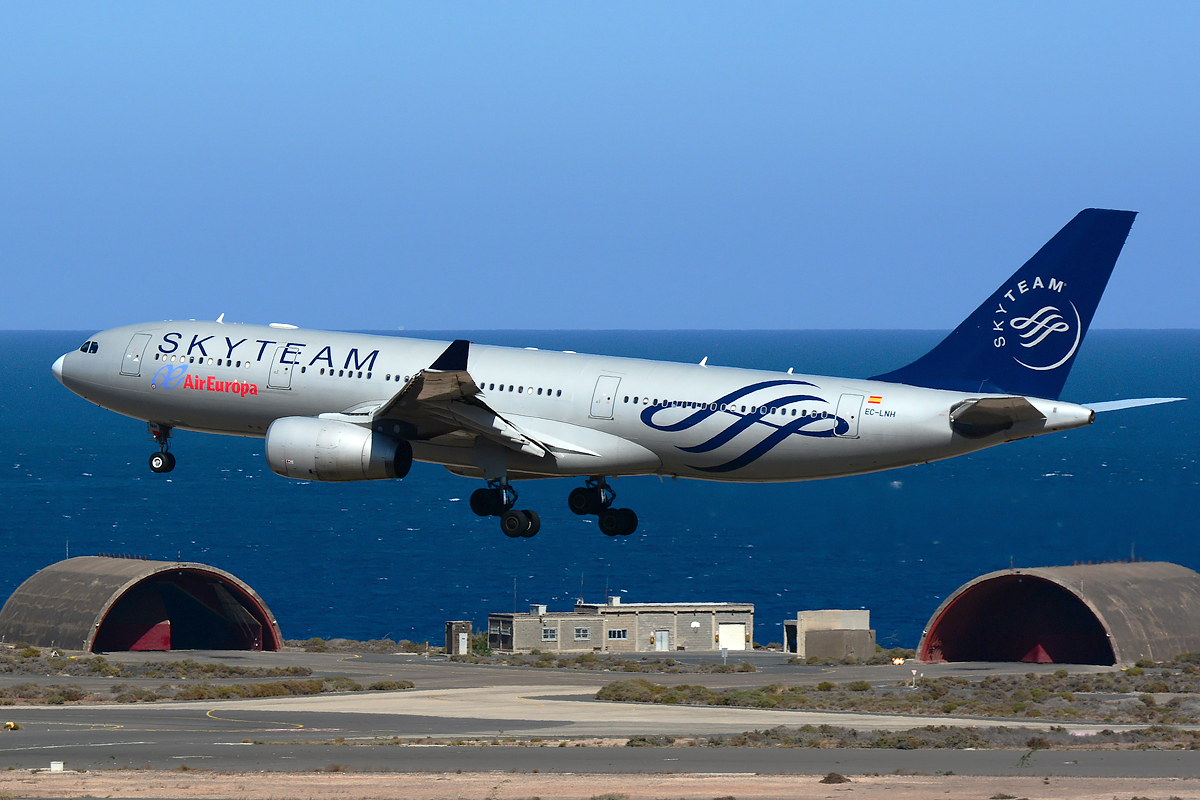 EC-LNH · Airbus A330-243 · (LPA / GCLP)