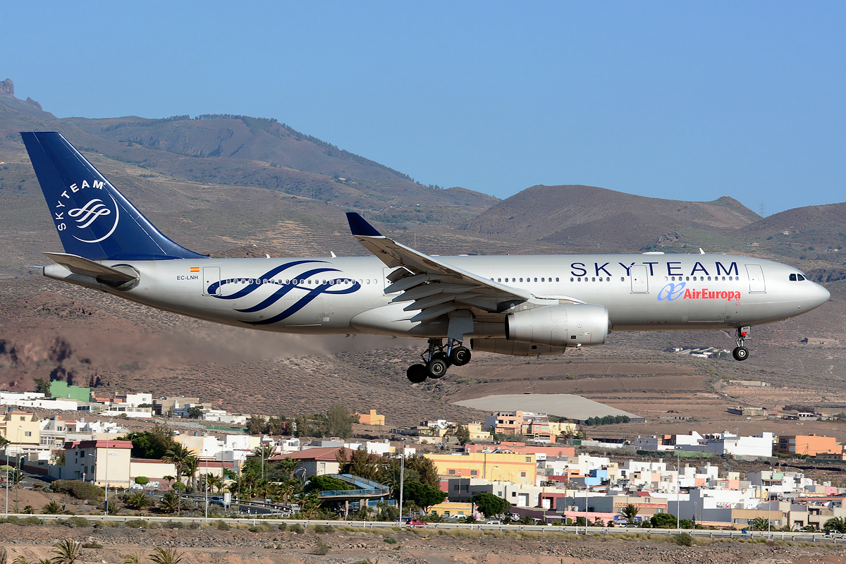 EC-LNH · Airbus A330-243 · (LPA / GCLP)