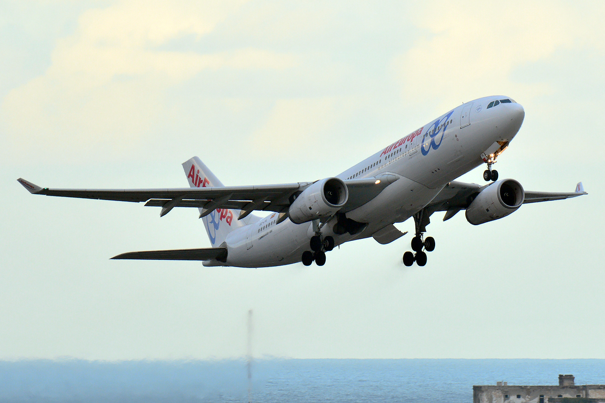 EC-LVL · Airbus A330-243 · (LPA / GCLP)