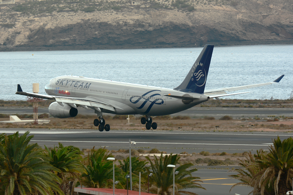 EC-LNH · Airbus A330-243 · (LPA / GCLP)