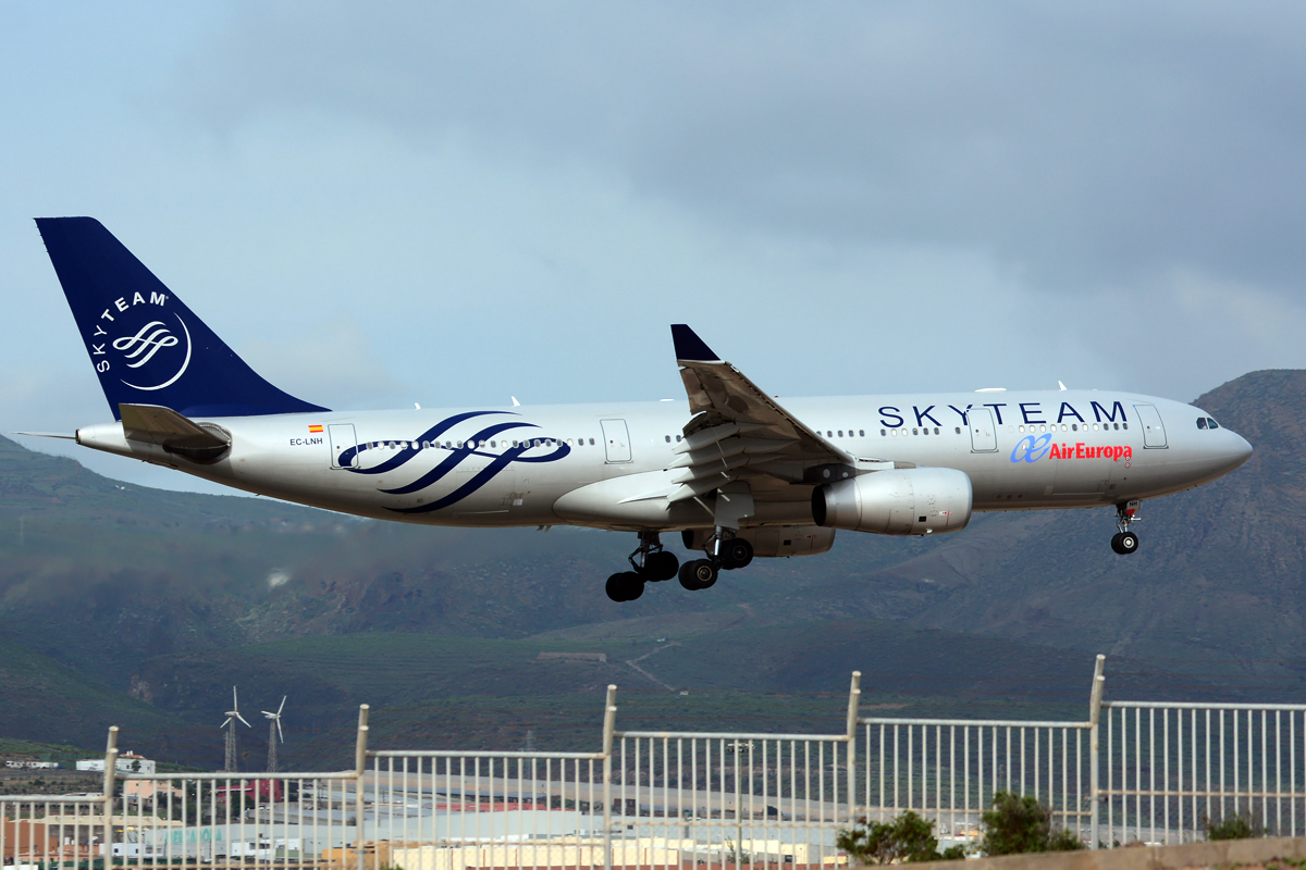 EC-LNH · Airbus A330-243 · (LPA / GCLP)
