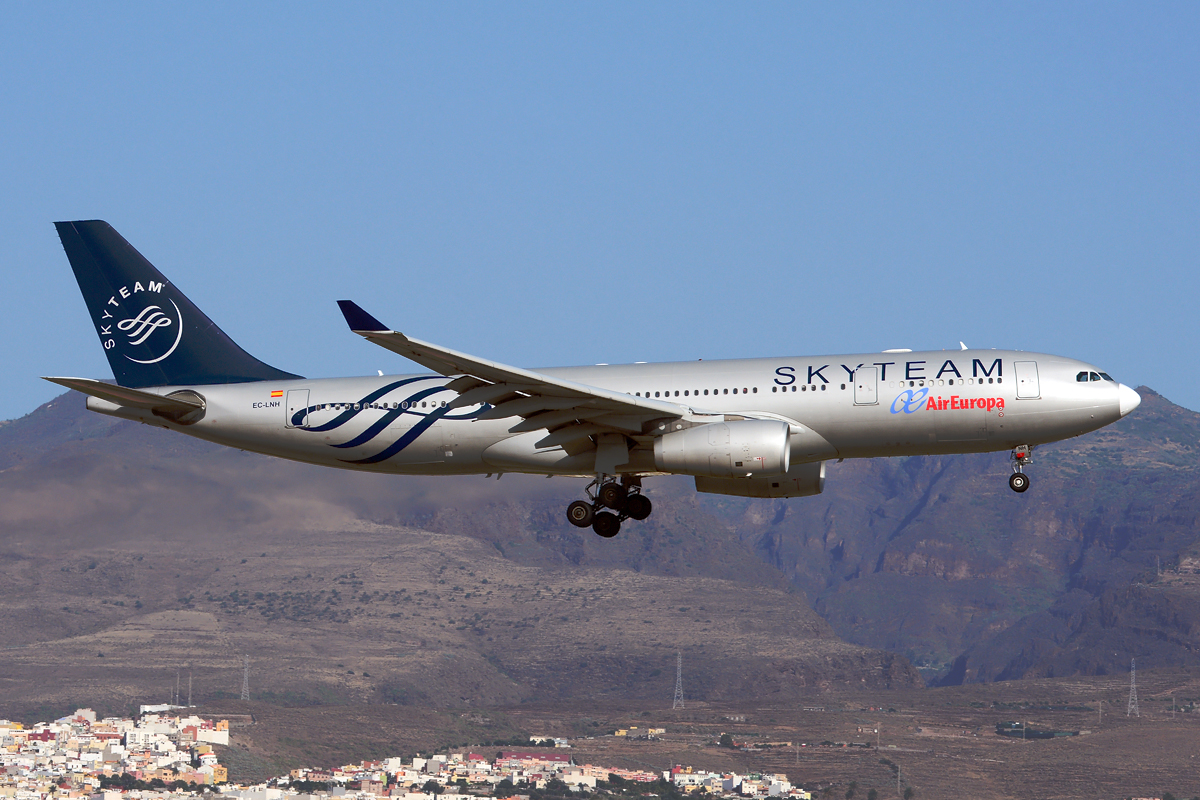 EC-LNH · Airbus A330-243 · (LPA / GCLP)