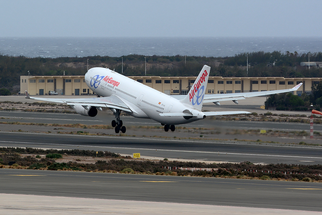 EC-LQO · Airbus A330-243 · (LPA / GCLP)